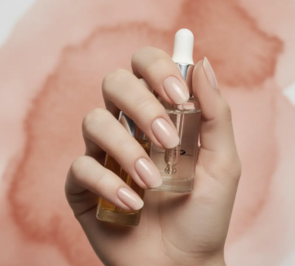 Manucure minimaliste naked nails